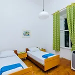 Two Stars Two Beds Downtown Апартаменты *