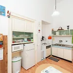Two Stars Two Beds Downtown Апартаменты *