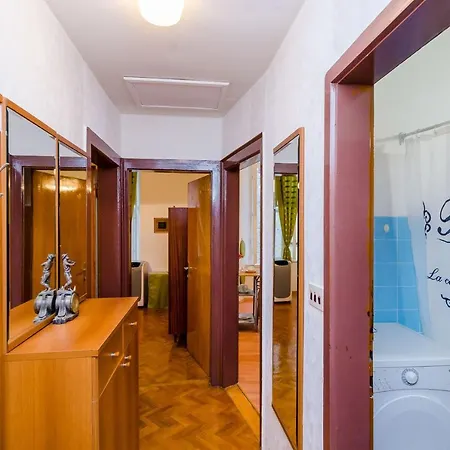 Two Stars Two Beds Downtown Апартаменты