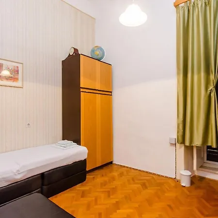 Two Stars Two Beds Downtown Апартаменты *