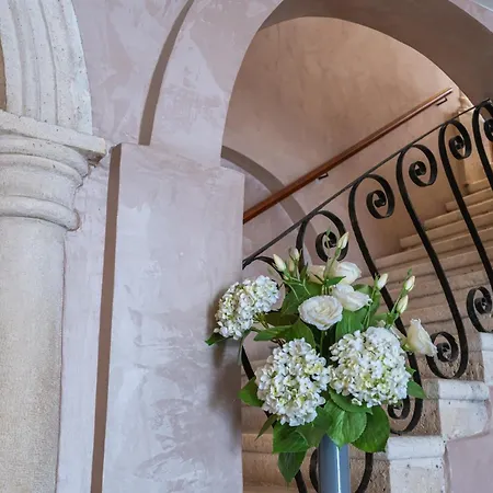 Two Stars Two Beds Downtown