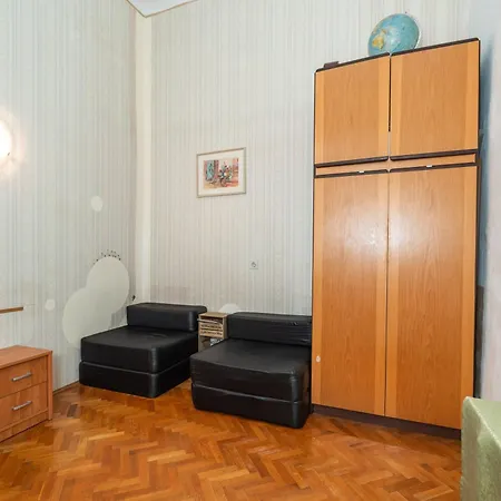 Two Stars Two Beds Downtown Апартаменты