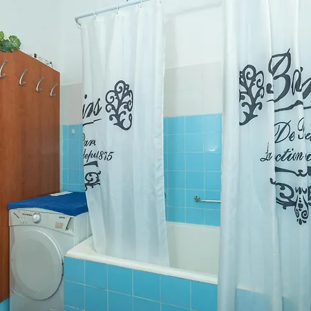 Two Stars Two Beds Downtown Апартаменты *