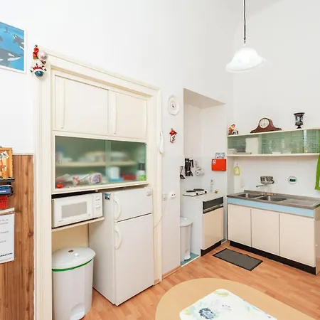 Two Stars Two Beds Downtown Апартаменты *