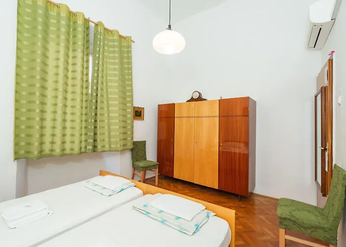 Two Stars Two Beds Downtown *