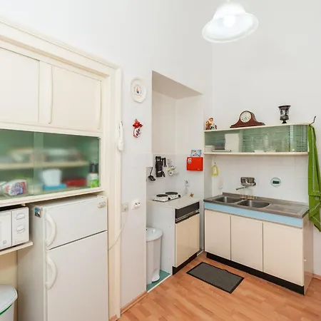 Two Stars Two Beds Downtown Apartament